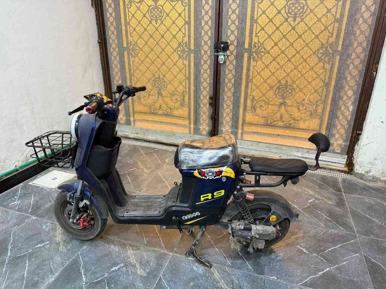 دراجه شحن للبيع R9 نضيفه انضف من الصور بهواي لان بصور وصخه شويه تايررات جدد جوبلس بطاريات فوك النص عمر نهائياً ماتفقد شحن كلش زينات كفرات نضيفه لايت عالي ناصي بصمه تشغيل بس بصمه اكفلها الك من سرقه ومن لحيم شاشتها شغاله للتواصل خاص او واتساب  ***********مكاني البصره حي المهندسين سعرها 375 وبيها مجال
