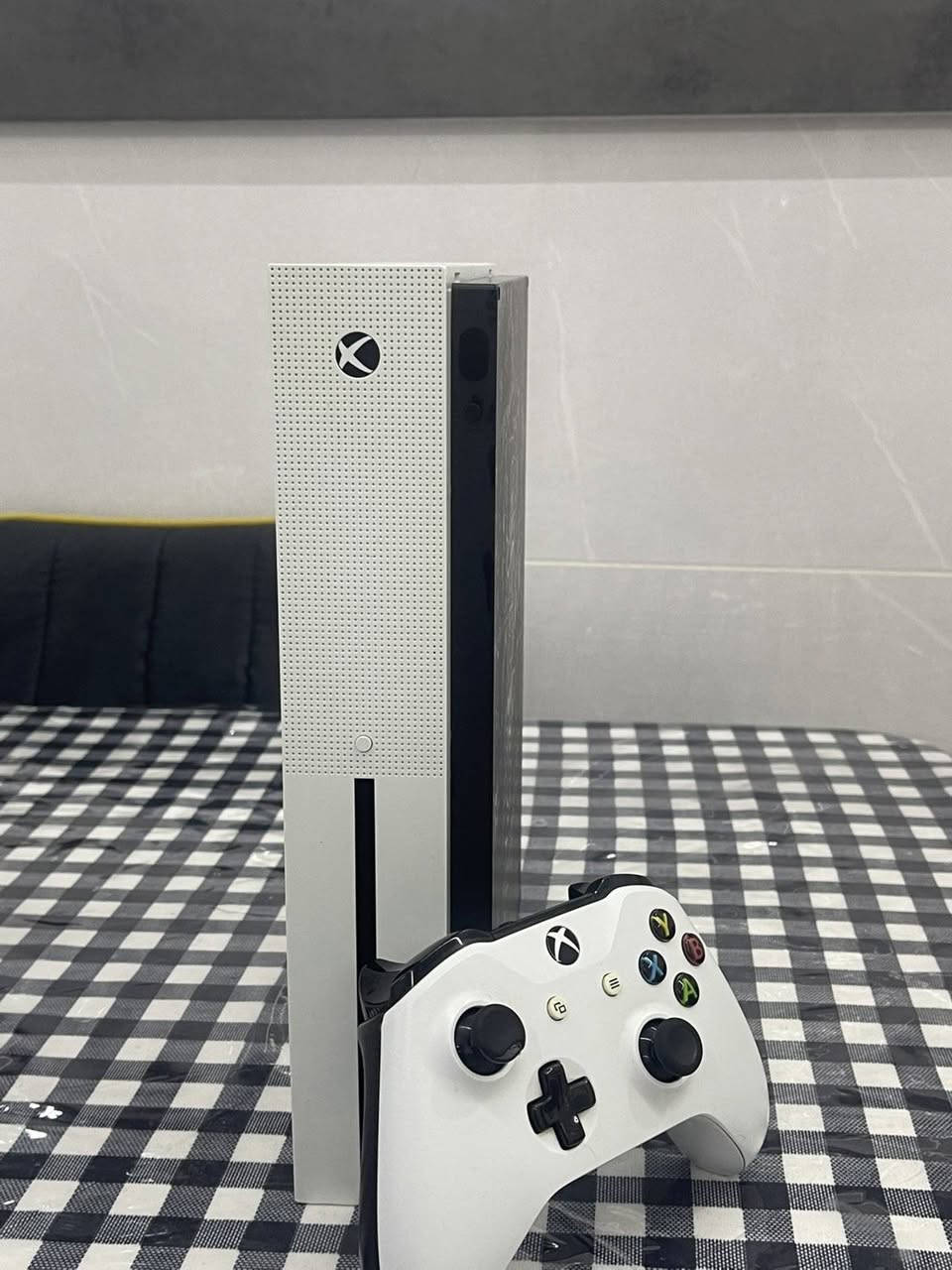 السلام علیکم
XBOX ONE S للبیع

المساحە 512g

الجهاز نظافتە 90%

جوستك بلادي

ویاهە وایر HDMI 8k

السعر 170وبیهە مجال للطیبین

مکاني کرکوك قادسیە اولی قرب مثلجات سارا


**إذا كنت صاحب هذا الإعلان وتريد حذفه لأي سبب، رجاءا أرسل رسالة إلى الدعم الفني**