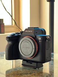 كامره للبيع Sony a7r4 (iv) شتر 18K  نضافه 98٪؜ بدون شخوط  فقط بدي بدون...