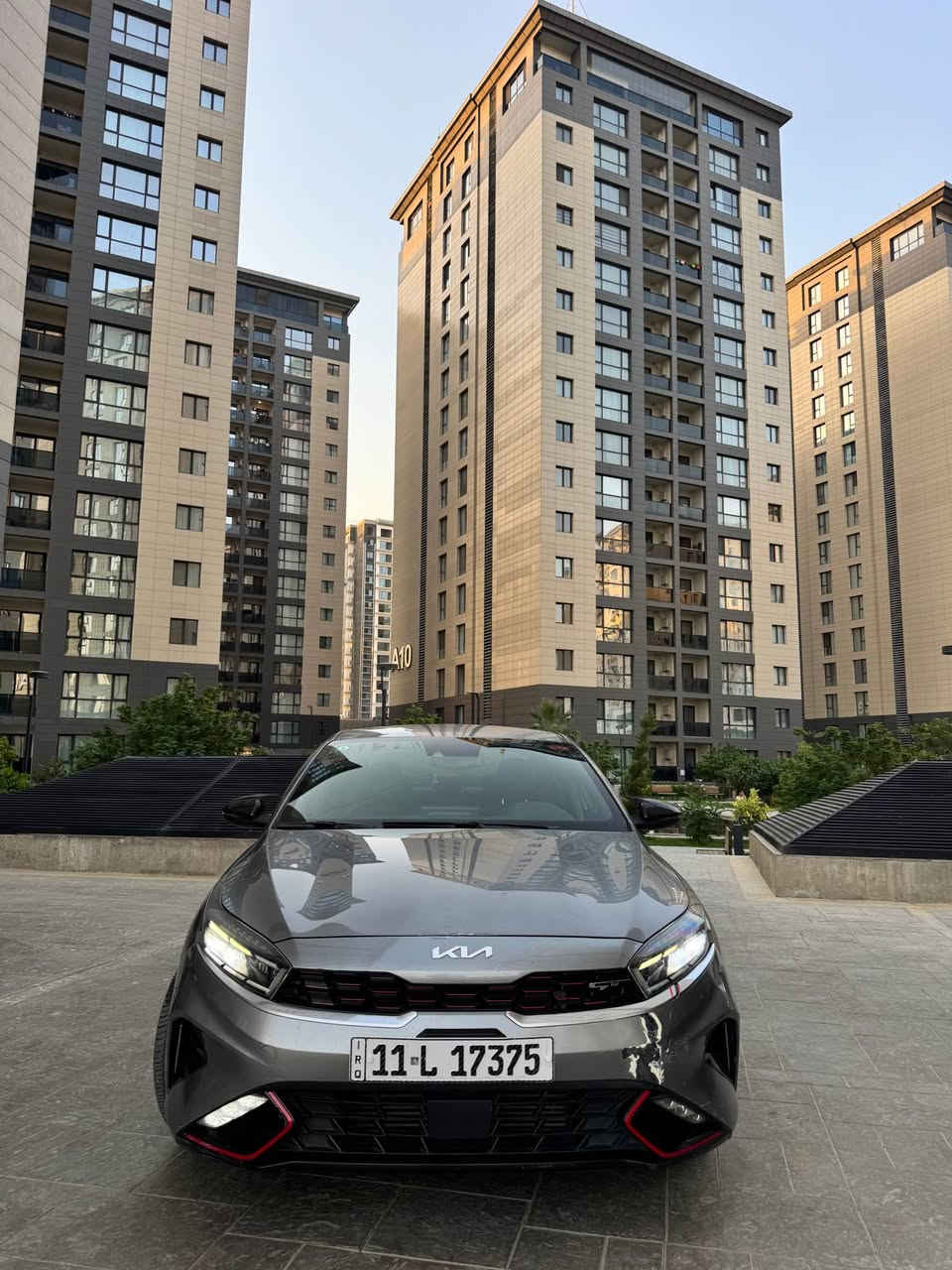 السلام عليكم 
للبيع كيا فورتي GT 2022 

المواصفات : 
كشنات جلد محفور عليهة علامة ال GT 
اوتو هولد  
مثبت سرعة 
قيادة ذاتية 
رادارات امامية خلفية 
توقف ذاتي ذكي 
سترين حرف D  رياضي 
انارة دشبول بلادي
شاشة تدعم كار بلي
3 انظمة قيادة ( normal, sport, smart )
تبريد قطعتين 
انارة ترحيب 
بصمة تشغيل وابواب 
ويل رياضي 2 size 
اكزوز رياضي بلادي 
كير DCT المرغوب مو CVT وعطلاته هذا نظام كلچات يعني طيارة السيارة 
صندوق ذكي ينفتح من تتقرب منه 
مكينه 1.6 تيربو 
السيارة رقم بغداد الجديد باسمي 
حادث السيارة فقط خشم الجاملغ راجع بارد
هذا رقمي *********** سجاد الخفاجي بغداد, العراق
