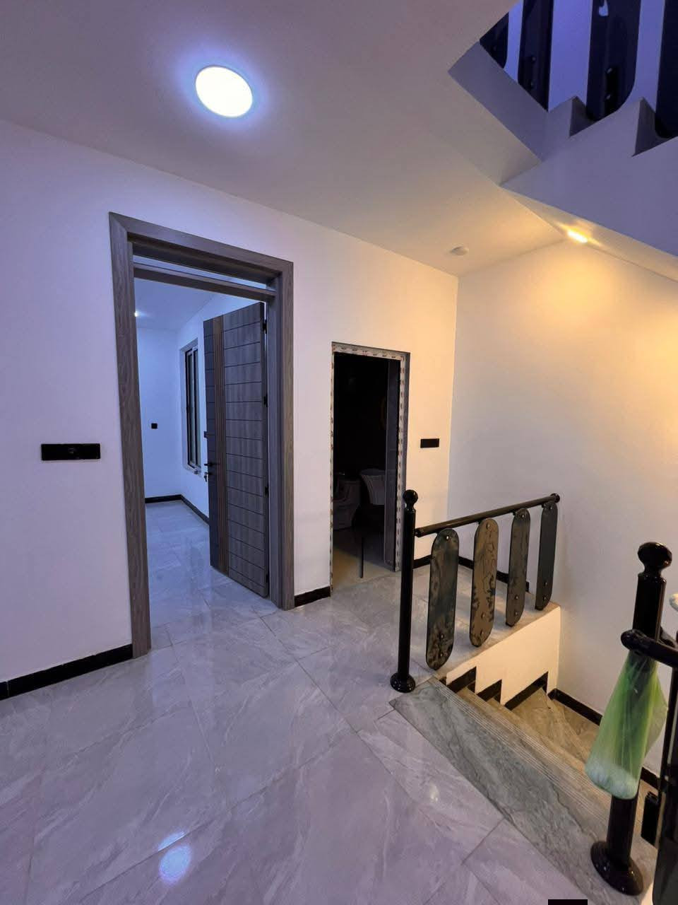 #لدينا_دار_للبيع مساحه 100 متر واجهه 6 وربع ونزال 16 طابو زراعي سند 25 قرار محكمه البيت يحتوي على4 غرف نوم وصاله وستقبال ومطبخ  العنوان بغداد الدورة مدخل البوعيثه مجمع السلطان الثالث 
هاتف ***********
***********
