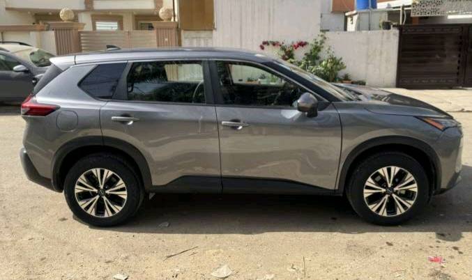 السيارة المعروضة هي نيسان روج جديدة ومصانة بشكل جيد. تمتاز بلونها الفضي الجذاب وتجهيزاتها الحديثة. تحتوي السيارة على نظام ذكي للتحكم وتوفير الراحة للسائق. مثالية للقيادة في المدينة وعلى الطرق الطويلة.