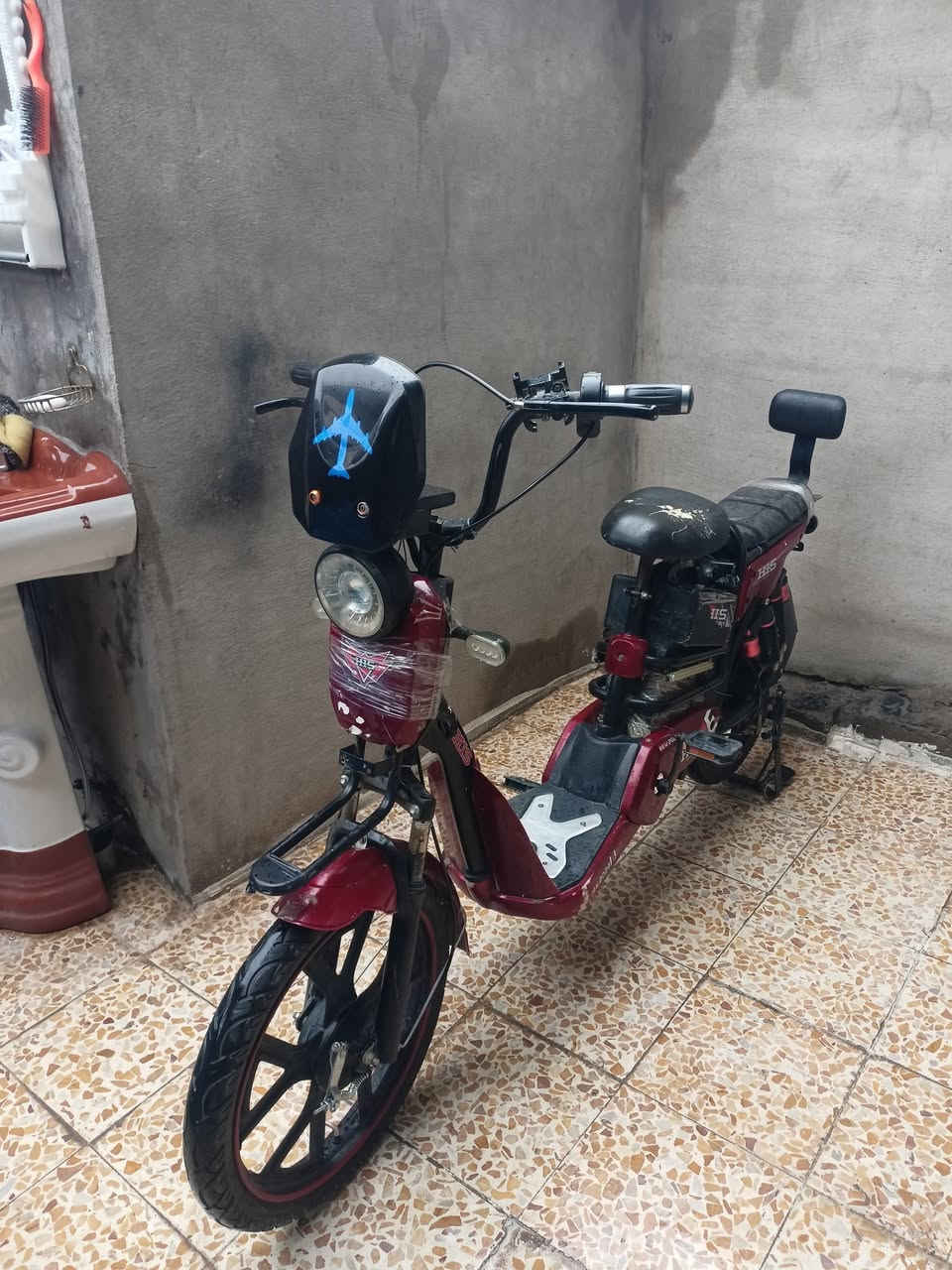 السلام عليكم للبيع بايسكلات واحد شحن جديد موديل 24 لوك كهربائيات شغاله كامل 4سرع مابي نقص والثاني ياباني حجم 26 جديد بدون نقص الشحن سعره 215 وبي مجال قليل و اليابني 80 وبي مجال مكاني كركوك حي النصر *********** متواجد ع النت
