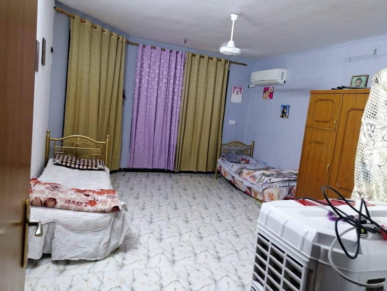 بيت للأيجار طابق ثاني يحتوي على غرفتين وصالة وخدمات ...
حي البساتين/حي المصطفى :- شارع الضغط 
علمآ ان المنطقه تحتوي على كافه الخدمات ومبلطه ...
للاستفسار الاتصال بالرقم :- ***********  ابو علي
