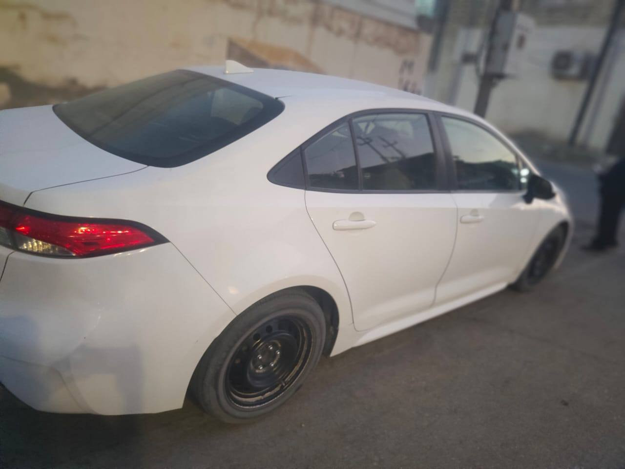 كورولا 2022
وارد امريكي 
محرك 1800
مواصفات LE
مثبت سرعة -تحديد مسار- رادار-
ومواصفات الباقية معروفة 
ولا قطعة مبدلة 
بارد بحافة البنيد 
وبارد جامغ الامامي والباب بالحافة جوة وتكحيل 
حادثهة كلش حلو سيارة جاهزة ونضيفة جدا 
السعر 155 وبي مجال 
راعيهة بالبصرة 
الاتصال : ***********
