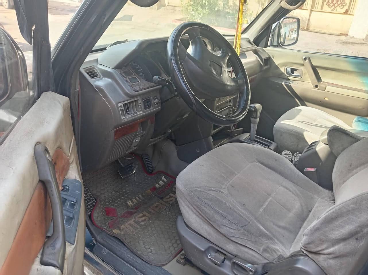 سلام عليكم باجيرو موديل ٩٨
رقم ديالى نكليزي بسمي مكينه 6v بلاديه لا تبخير ولاتنقيص صدرها نظيف تخم تايرات دوشمه نظيفه كهربايتها كله شغاله دفع رباعي سنتر لك ٥ بيبان

بلاديه بدون صبغ منظومات التبريد موجوده بس مايشتغل العنوان بغداد مدينة الصدر الاورفلي رقم الهاتف *********** السعر ٥٢ وبيها مجال
