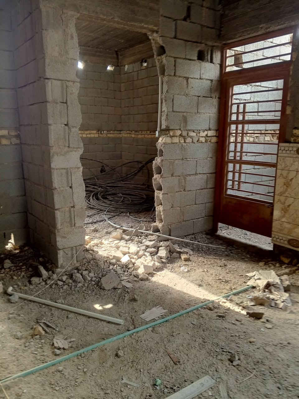 دار للبيع منطقة ابو حلاوة خلف داءرة المرور موقع مميز مقابيل البيت خدمات حديقة بل مرتسم المساحة 200متر للستفسار ***********
