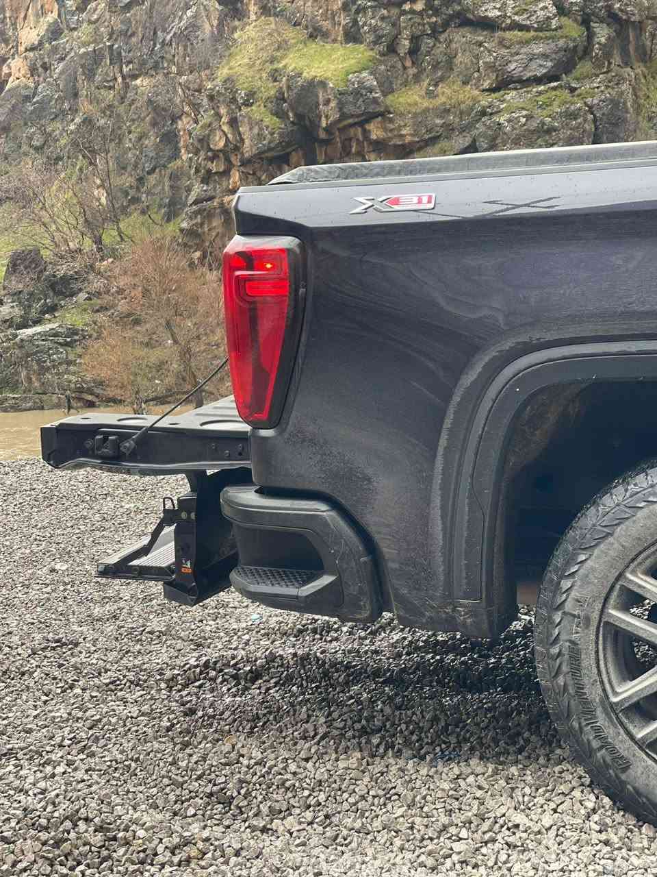 جمسي سيرا 2023 الفيشن

اصدار مميز x31 اوف رود 

GMC X31 خيارًا مُوجهًا للطرق الوعرة لشاحنات
وهي في الأساس 
بديل لعلامة 
Z71 

 GMC. وتضيف ترقيات وظيفية تشمل ممتصات صدمات Rancho®، وعلبة نقل ثنائية السرعات (مع وضع 4-منخفض)، وصفائح حماية، وإطارات لجميع التضاريس، ونظام التحكم في نزول المنحدرات لتحسين القدرة.

محرك  v8 5300

فول مواصفات 

داخل شكل الجديد

شاشه كبيره 
بصمه تشغيل 
بصمة ابواب 
تشغيل عن بعد 
باب طويل المرغوب

باب خلفي  3 قطع
رباعي 4x4
 محرك V8 5.3 
اوتو ستارت 
شاحن واير ليس

ويل كب 
لايت لد زنون 
بروجكتر زنون 
شاشه كاميرا 

ماشيه 38 الف 

مكان السياره بغداد حي الحسين خلف كليه الرشيد 

للتواصل  ***********
