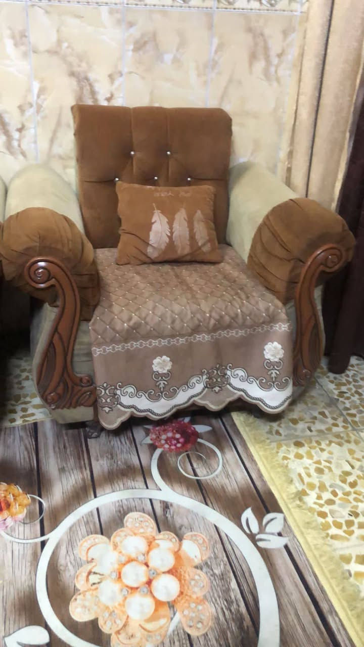 السلام عليكم عدي هاذ تخم للبيع
٥ قطع نضيف بي بس قعه وحده شوي تعبانه 
العنوان الخطيب الزراعي بغداد 
السعر ٢٠٠ وبي مجال بصيط 
الاتصال ***********
