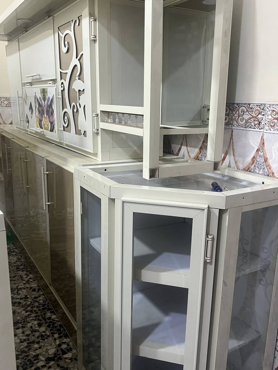 سلام عليكم
كاونتر من دون سنك للبيع 
نضيف 
***********
