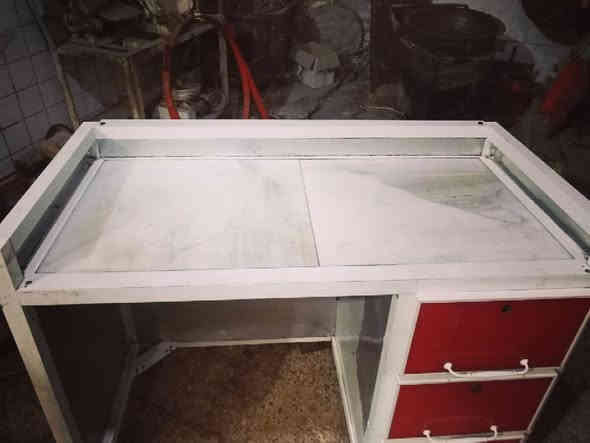 ميز المنيوم وحلويات نظيف يصلح للعمل او العرض حلويات او عمل الكيك سعر 175,000اوبي مجال  العنوان العنوان شارع بغداد سوق العلافين معمل  سوزه شكرجي  للاستفسار ***********  نضيف يعتاز تايرات ثين خلفي قفلين مال جرارات بس عمارة
