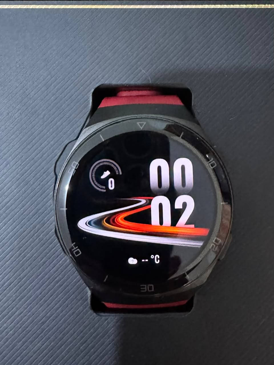للبيع Huawei Watch GT 2e مع كامل المحلقات
￼

 • شاشة AMOLED دائرية بحجم 1.39 بوصة.

 • دقة الشاشة 454 × 454 بكسل (صورة حادة وواضحة).  ￼

 • بطارية تدوم حتى 14 يومًا مع الاستخدام العادي.  ￼

 • مقاومة للماء 5ATM (مناسبة للسباحة حتى عمق 50 مترًا، وليست للغوص).  ￼

 • GPS مدمج لتتبع المشي والجري بدون الحاجة للهاتف.  ￼

 • قياس نبضات القلب على مدار الساعة.

 • قياس تشبع الأكسجين في الدم (SpO₂).

 • تتبع النوم والإجهاد.

 • تدعم أكثر من 100 وضع رياضي.  ￼

 • اتصال Bluetooth 5.1 مع عرض إشعارات المكالمات والرسائل.


**إذا كنت صاحب هذا الإعلان وتريد حذفه لأي سبب، رجاءا أرسل رسالة إلى الدعم الفني**