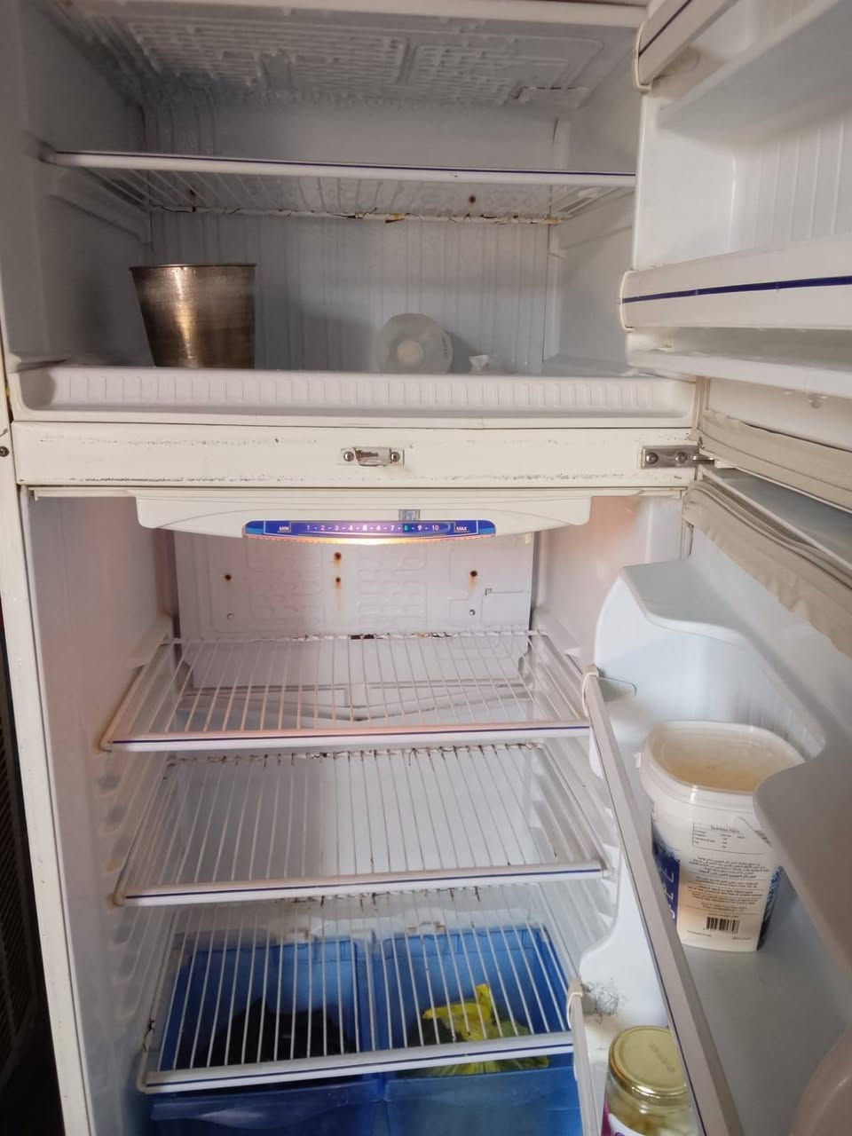 ثلاجة للبيع الاتصال ع الرقم ***********
