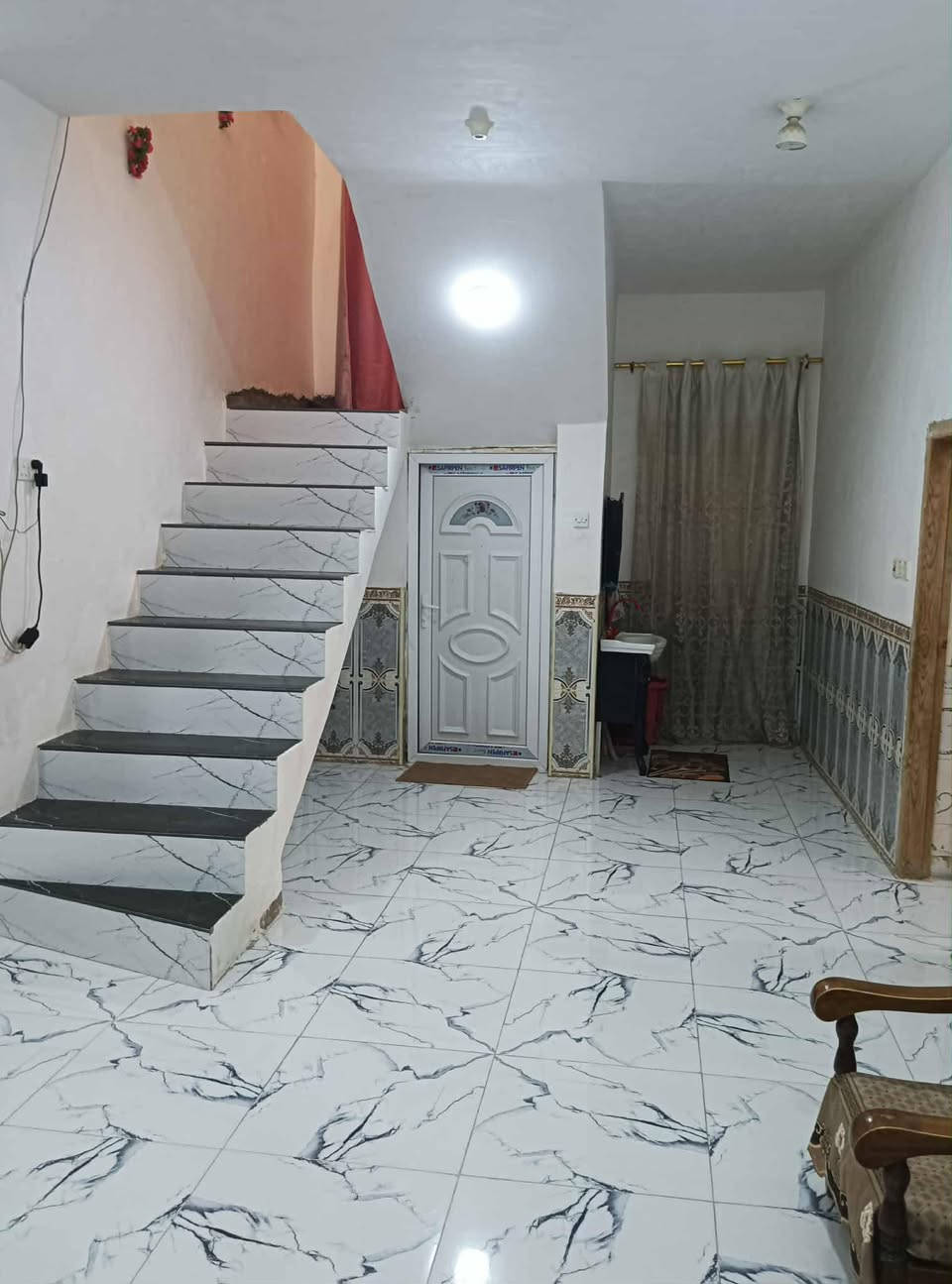 السلام عليكم بيت للبيع مقابيل مستشفى مرجان خلف البانزين خانة المساحة 240 سند 25 السعر 80 وبي مجال ***********
