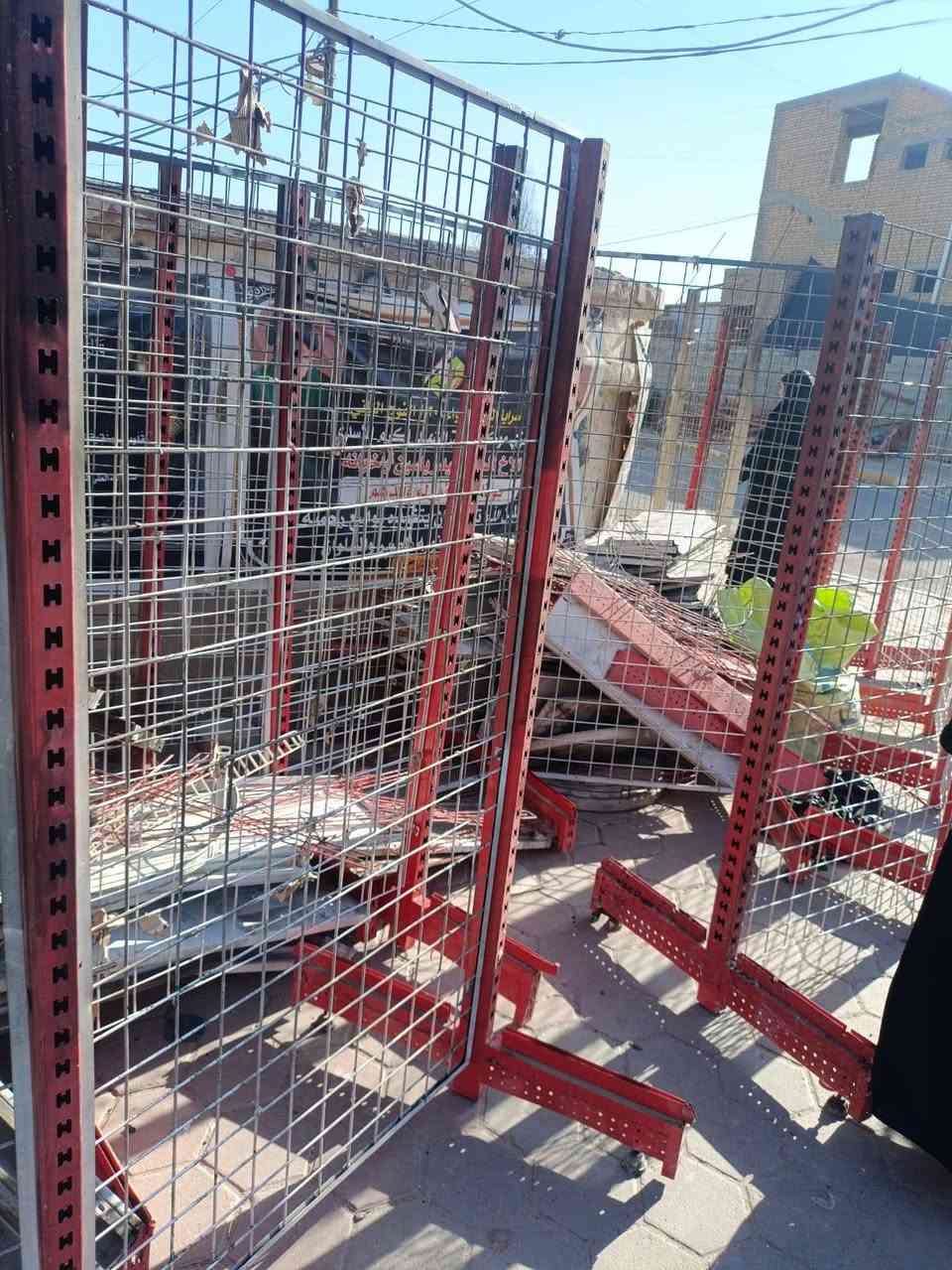 رفوف مالت مواد غذائيه   للبيع
طول 20 متر 

***********
