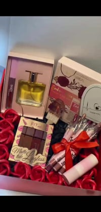 بوكس عيد حب • عطر نسائي • ليب أويل