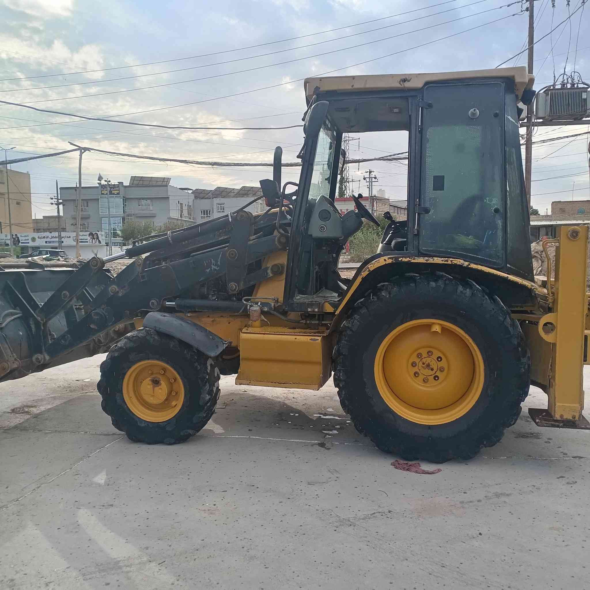 حفاره كترللبيع موديل ٢٠٠١ مكفوله كفاله عامه *********** ***********
