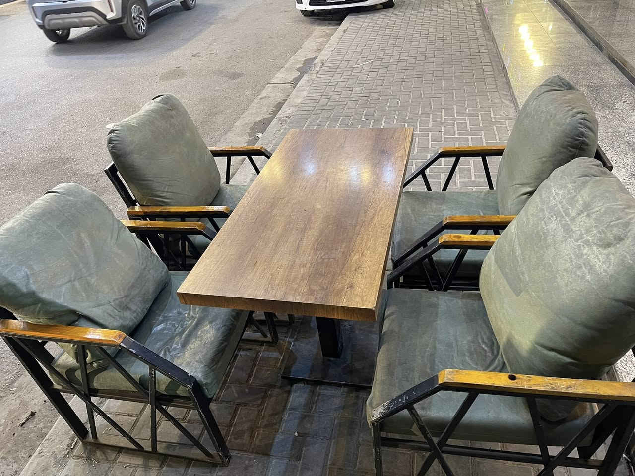 السلام عليكم طاولات شغل درجة اولى حديد قوي نظيفات كل طاولة وياها ٤ كراسي سعر الطاولة ٢٠٠ الف بيعة شلعة وحدة 
العنوان بغداد حي الاعلام شارع اميمة للاستفسار الاتصال 
***********
