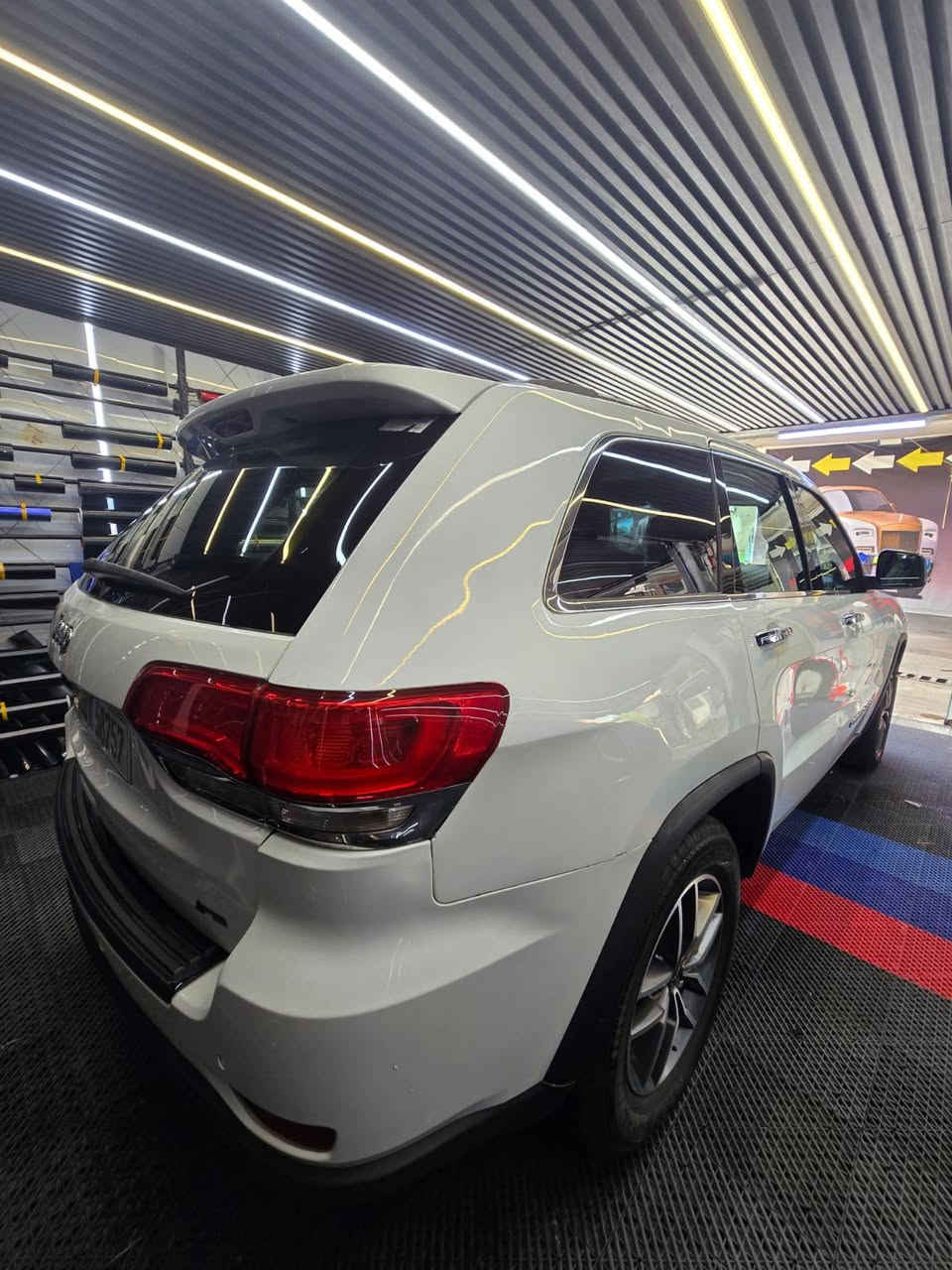 سلام وعليكم جيب
كراند شيروكي للبيع 
وارد امريكي 
حادثهة موضح بلصور 
موديل 2022 فول مواصفات 1/1 
السعر 226$ وبيهة مجال
الرقم ***********
