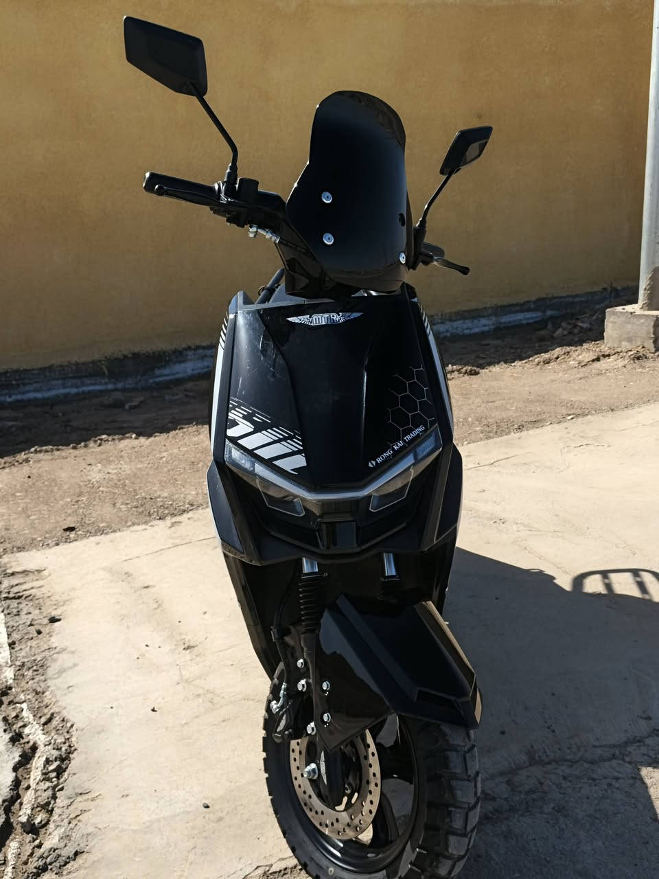 السلام عليكم  
دراجة شحن نوع mtr دبابة ، من مؤيد طيارة 
- بطارية ليثيوم فوسفات الحديد ( LifePO4 ) 30 امبير 
- ملف ٢٠٠٠ واط حقيقي
- سرعة حقيقي ٨٠ km في الساعة 
- تقطع مسافة ٧٠ km بالشحنه 
- نظام ثلاث سرعات
- مثبت سرعة (كروز سرعه)
- نظام بارك p 
- نظام بك R رجوع للخلف
- بريكات امامي خلفي دسك هايدروليك 
-  mp3 بلوتوث +رام+ فلاش + منفذ شحن USP 
- لايت عالي ناصي
- اطارات جبلي جيلاتيني بعدهن جدد  
- شاحنتها الاصلية ٥ امبير 

اخذتها زيرو بمليون و نص 
للأستفسار عن السعر و الدراجة تفضلوا خاص


**إذا كنت صاحب هذا الإعلان وتريد حذفه لأي سبب، رجاءا أرسل رسالة إلى الدعم الفني**