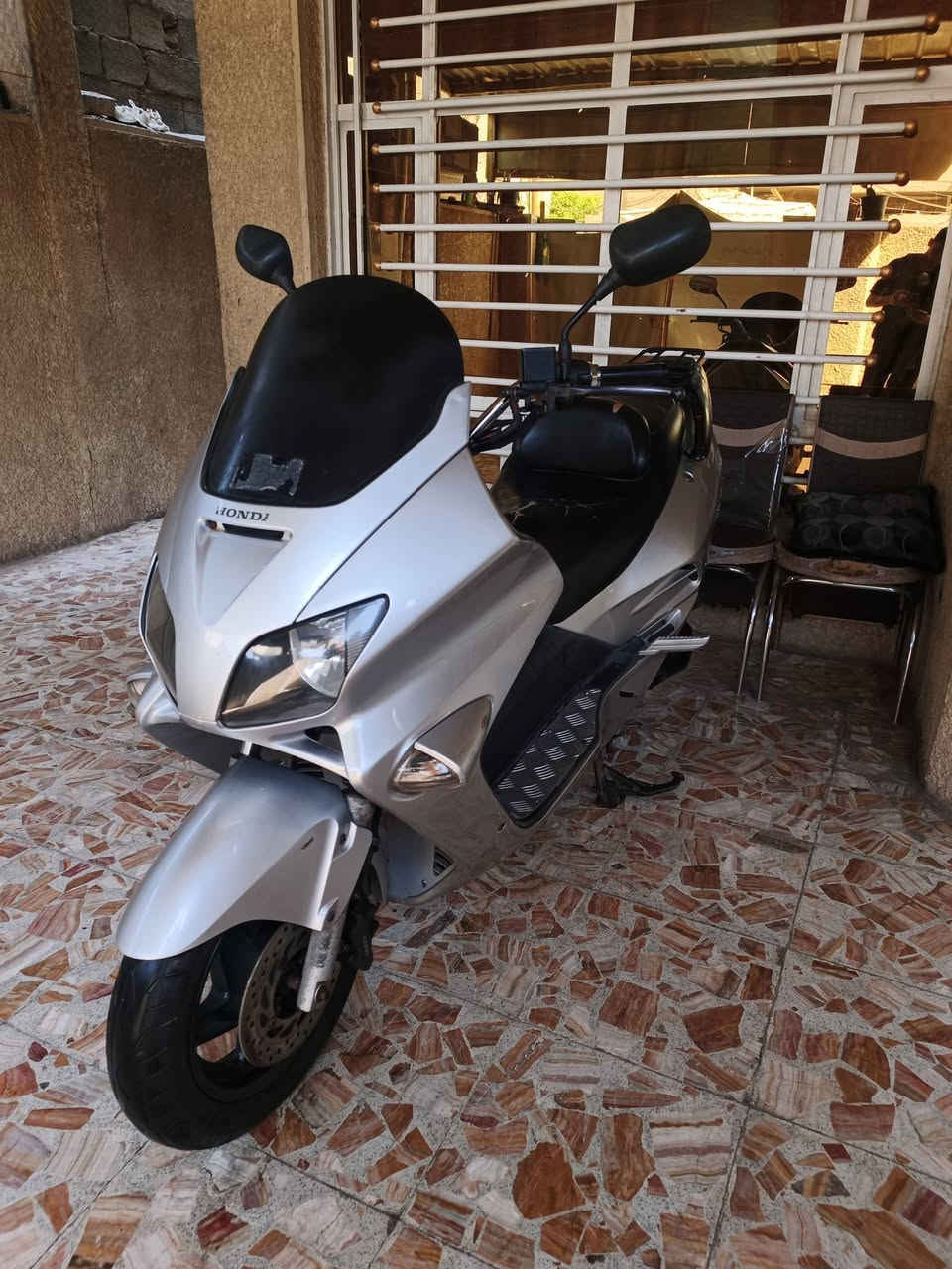 السلام عليكم دراجة فورزة0.6 للبيع دراجة جديدة ما تعبانة مكينة مامفتوحة علة وضع الشركة كهربائيات كلهة شغالة سلف شغال كابريتر 250cc دراجة نضيفة عنوان بغداد الرئاسة مال العبيدي السعر850الف رقم***********واتساب
