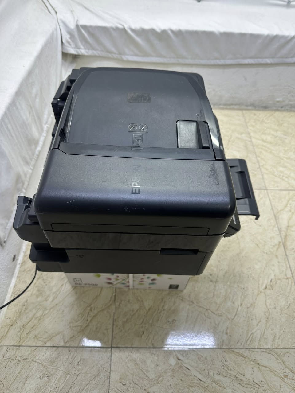 طابعة Epson L550 الشاملة (4 في 1) - اقتصادية
ومثالية للعمل
تعد طابعة إبسون L550 خياراً ذكياً لمن يبحث عن الجودة والتوفير في آن واحد. بفضل نظام "EcoTank" المبتكر، نضمن لك تكاليف طباعة منخفضة جداً مع أداء مستقر.
المميزات الرئيسية:
• الوظائف: 4 في 1 (طباعة ملونة وأبيض وأسود، نسخ،
مسح ضوئي Scanner، وفاكس).
• نظام الحبر: خزان حبر أصلي مدمج يوفر آلاف الصفحات
بتكلفة زهيدة جداً.
• جودة الطباعة: دقة عالية تصل إلى DP| 1440 x 5760
لنصوص واضحة وصور زاهية.
• الاتصال: تدعم التوصيل السريع عبر USB ومنفذ
Ethernt ال ين
• الأداء: مثالية للمكاتب الصغيرة، المحلات التجارية، والطلاب.
• السرعة: أداء عملي وموثوق يغطي احتياجات الطباعة
اليومية بكفاءة.
لماذا تختار هذه الطابعة؟
هي الحل الأمثل لتقليل نفقات الحبر (بدلاً من الخراطيش التقليدية الغالية)، وتتميز بكونها عملية، سهلة الاستخدام،
وتدوم طويلاً
للمزيد من المعلومات أو للاستفسار، يرجى التواصل ملاحظة
بخصوص حالة الطابعة:
الجهاز يعمل بشكل ممتاز ولا يعاني من أي أعطال تقنية أو ميكانيكية. الطابعة تحتاج فقط إلى عملية تنظيف روتينية (Nozzles) لرأس الطباعة والفوهات (Cleaning) بسيطة
بسبب فترة التوقف وعدم الاستخدام، وهو أمر طبيعي جداً وسهل الحل عند أي فني صيانة، وتعود للعمل بكامل كفاءتها
فور إجراء هذا التنظيف. 7501246905
سعر ١٢٥ و بيها مجال


**إذا كنت صاحب هذا الإعلان وتريد حذفه لأي سبب، رجاءا أرسل رسالة إلى الدعم الفني**