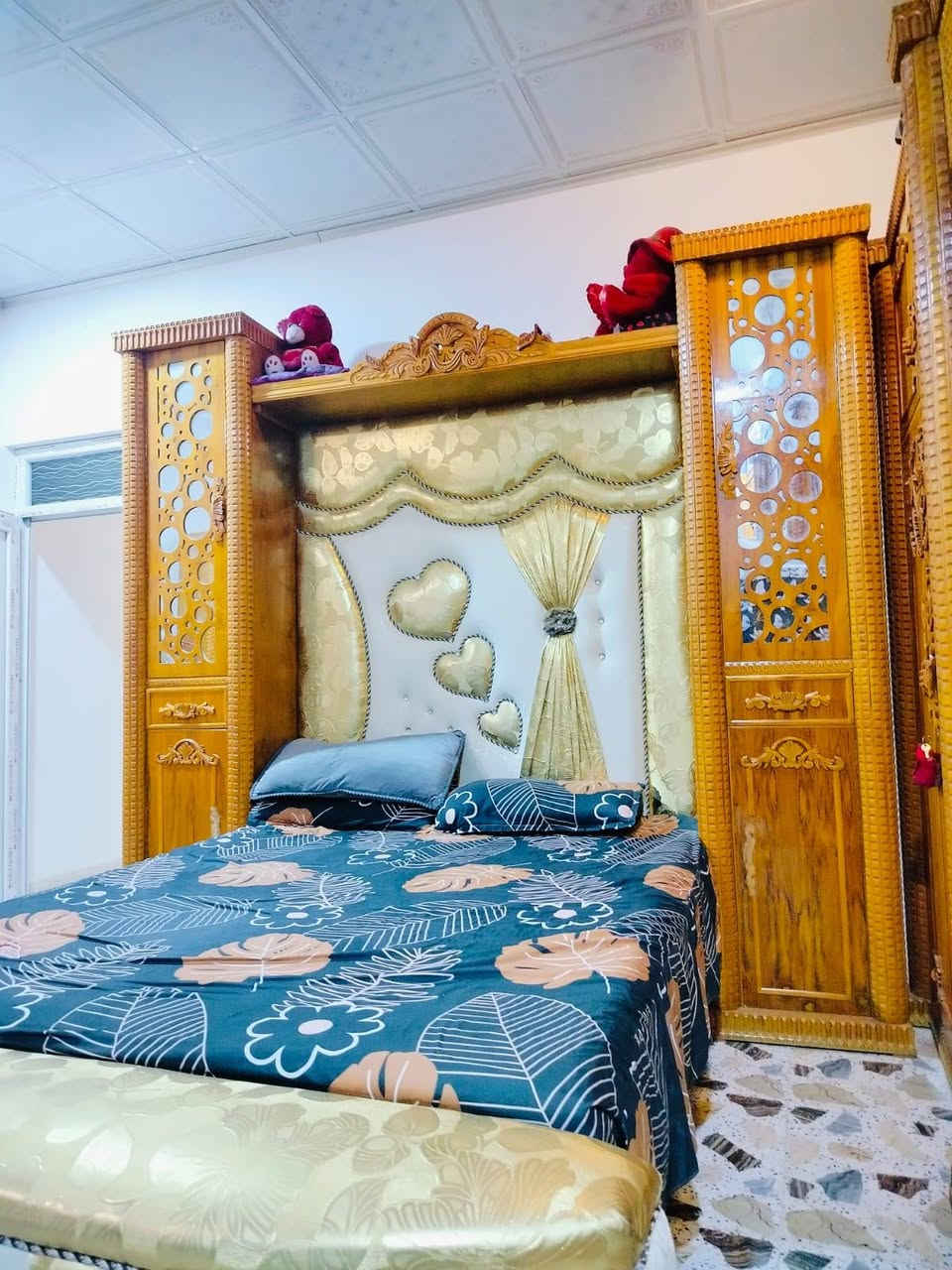 سلام عليكم غرفة اخشاب ثقيل ابراج فصال اني فصلتها للبيع عنوان حي الوليد سعر 1700بيها مجال فصلتها ومازوجت والله ***********بي وتساب
