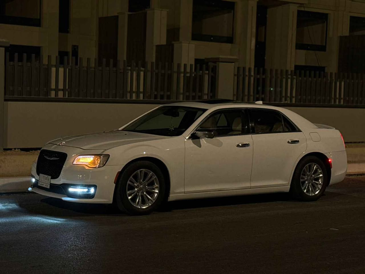 السلام اوباما للبيع مديل 16 تفاصيل كير محرك مكفول فول لون ابيض فئه c300 بانوراما. كامله تدفئه كشنات فول +تربيد فول السياره كشنات جلد مالته لبلاد ما مبدلات منضومه زنون سماعات سستم كامل عزل سياره كلش حلوه ونظيفه فقط يرادلها بوليش + ويلات جديد العنكبوت بدلهم احله من الي بل صوره. الاتصال*********** Singapore
