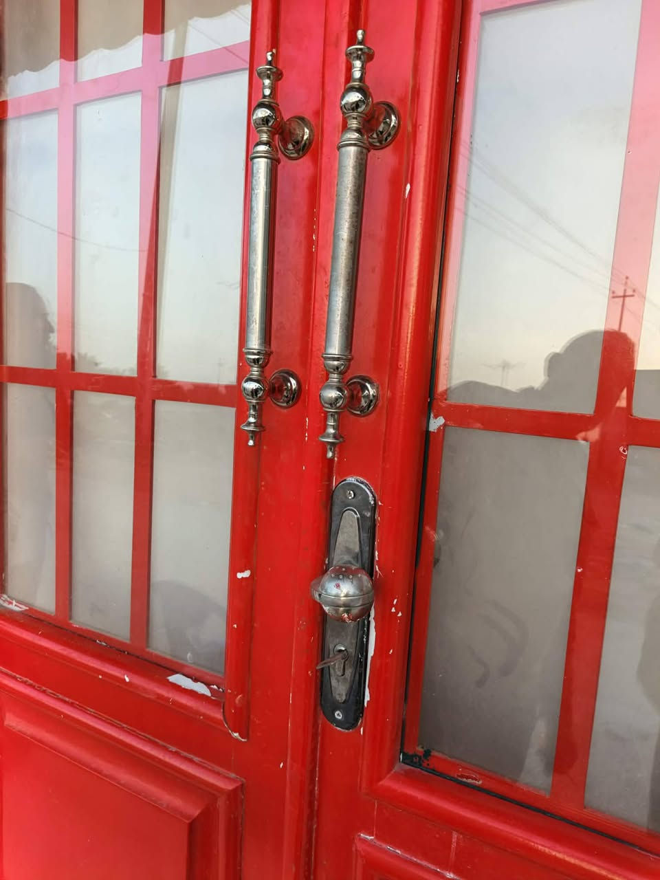 باب خشب
مثل ما موضح بالصورة. بدون خدوش ولا كسر تصلح لديكور محلات مطاعم حسب 
التواصل ع الرقم 
***********
السعر 200 الف
