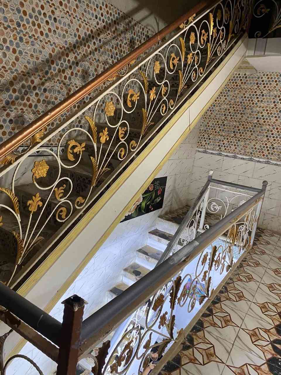دار حديث مساحه ١٢٧ ونص تفاصيل البيت ثلاث طوابق يحتوي أربع غرف نوم ثلاث حمامات مع صاله هول كبير كما يحتوي كراج سياره بناء طابوق مسلح أرضية كرانيت بيت جاهز سعر ع خاص علما بيت مؤثث كامل أثاث *********** حي العرضات الأولى خلف أسواق فطومة سعر خاص
