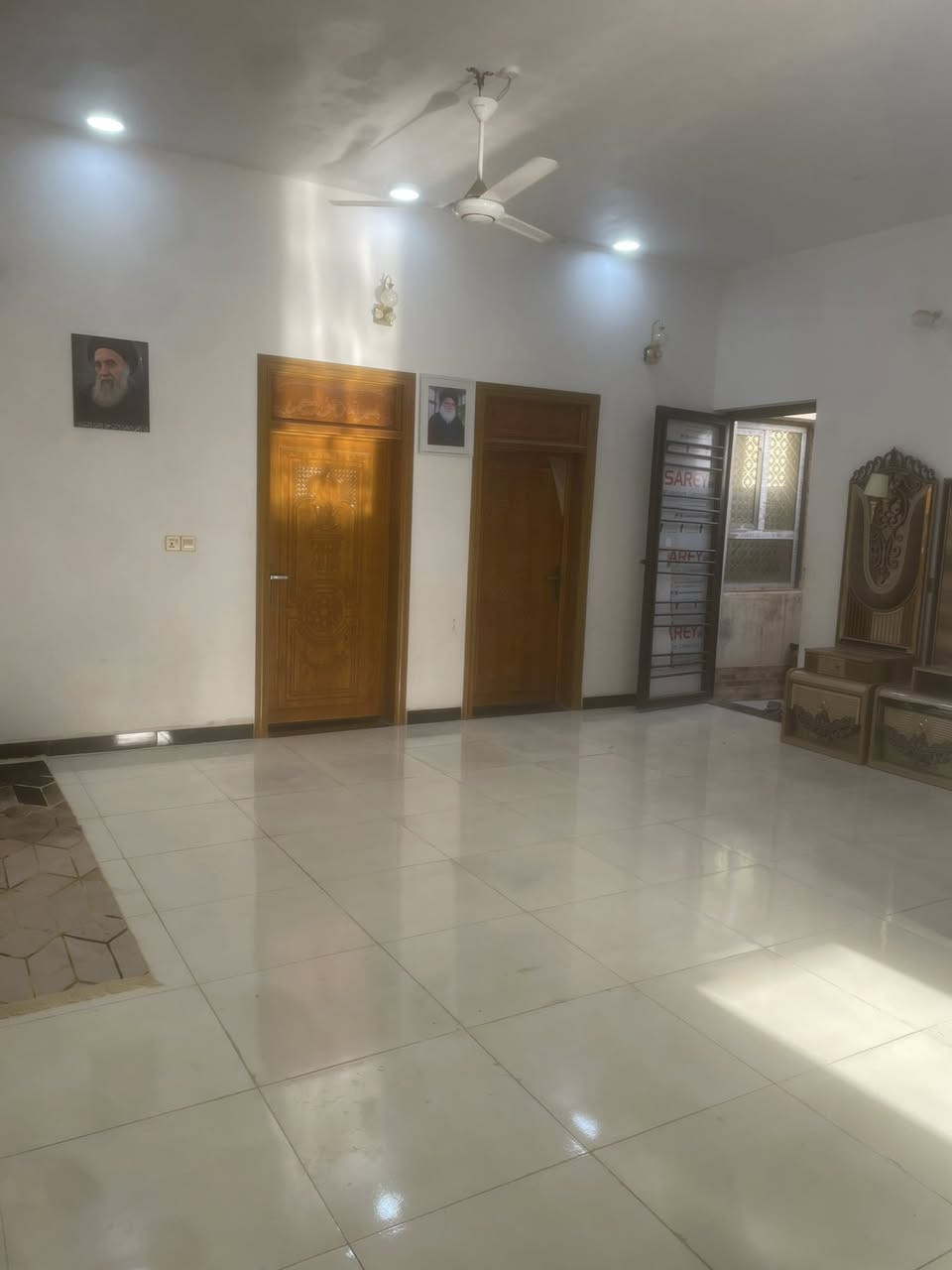 سلام عليكم 
بيت للبيع حي الزهراء زراعي مساحة (200م)
بناء حديث 2025 طابوك اعكاده ورباطات 
يحتوي ( غرفتين - وصاله - ومطبخ - واستقبال - وصحيات داخليه وخارجية) 
البيت يباع بكامل الاثاث من سبالت مراوح وتوانكي وكيزرات يعني تسكن مباشر 
للاستفسار/ مراجعة مكتب عقارات الفنار مجاور مستشفى الخضر العام (***********)
