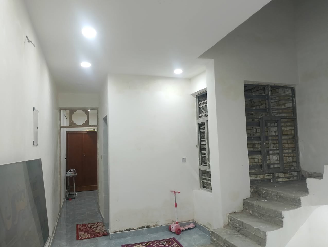 السلام عليكم من رخصة الادمن عندي بيت مساحة 100متر 5*20 بيت طابقين كامل خدمات كاملة في منطقة المعسكر بلديات علما البيت صار 15 يوم من كمل  الاتصال على هذا الرقم ***********
