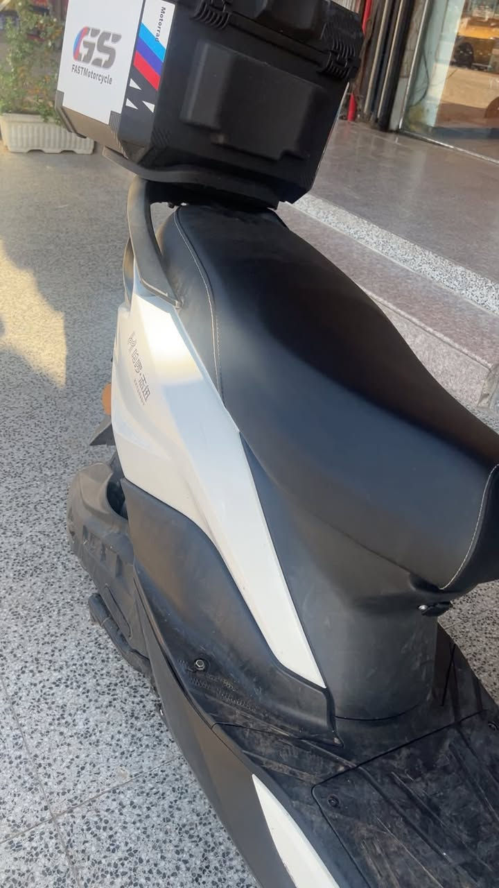 للبيع
🚲 دراجة شحن كهربائية “فضائي” للبيع

* 🔋 بطارية 6 وحدات، كلها جديدات مبدلات قبل شهر

* 🛞 تخم تايرات جديد

* 🛑 بريك دسك أمامي وخلفي (عنبار)

* 💡 لايت أمامي قوي (عالي وواطي)

* ⚙️ دبلات جديدة

*      حالة الكفرات 85%

* 🎒 وياها جنطة GS + إكسسوارات كاملة

* 🔌 شاحنة أصلية رقمية

* ⚡ السرعة:

    * بالشاشة توصل 56

    * وبالتطبيق (ويز) توصل 60

* ⚙️ بيها 3 سرعات

* 📱 منفذ USB لشحن الموبايل (15 واط)

السعر 700 الف وبيها مجال بسيط 

⸻

اتصال فقط ***********

📍 الدراجة نظيفة وما تحتاج شي، جاهزة للاستخدام

