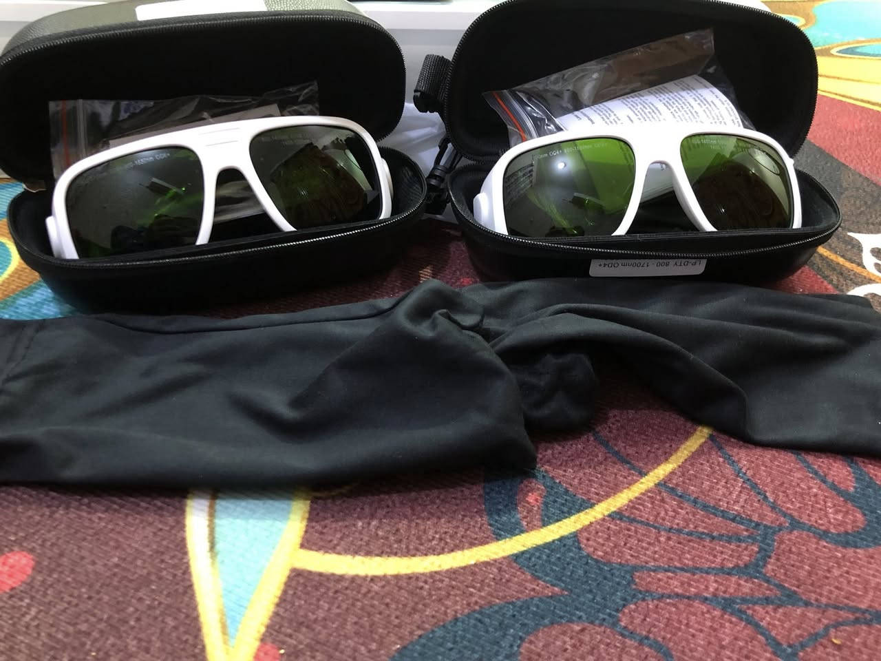 نظارات واقية من الليزر (Laser Safety Glasses)، ومصممة لحماية العين أثناء استخدام أجهزة الليزر الطبية أو التجميلية مثل أجهزة إزالة الشعر أو ليزر Nd:YAG، وتوفر حماية لأطوال موجية محددة تتراوح عادةً بين 800-1400 نانومتر.


**إذا كنت صاحب هذا الإعلان وتريد حذفه لأي سبب، رجاءا أرسل رسالة إلى الدعم الفني**