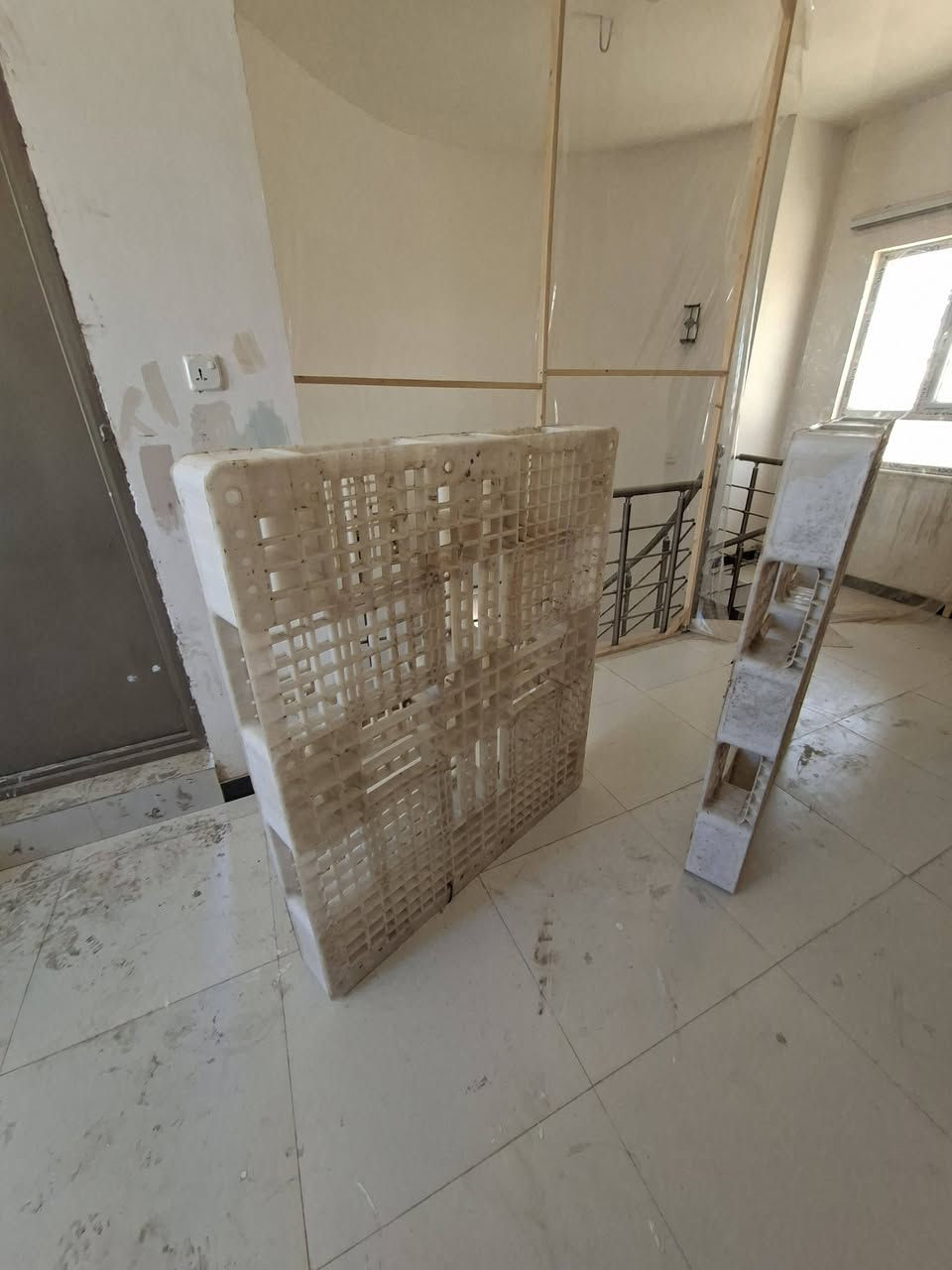 سكيبة بلاستك
القياس 107 * 130* 15 سم 
السعر للقطعتين معا 40  الف سعر نهائي
***********
حي المهندسين قرب صيدلية أور
