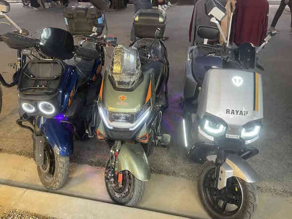 السلام عليكم شباب مكلف بالنشر 
دراجات للبيع 
السعر /مليون 
العنوان / الطارميه شارع الضباط
الهاتف/***********
***********
