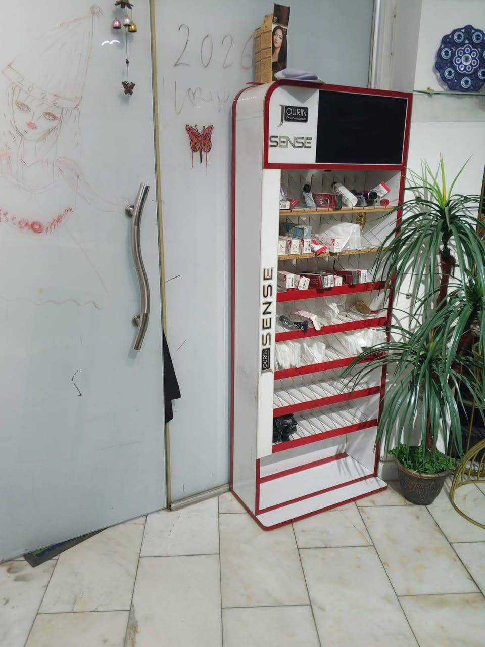 🔥 فرصة استثمارية ذهبية في عالم الجمال! صالون "ماريسا بيوتي" للبيع بكامل تجهيزاته! 👑💅
هل تحلمين بامتلاك صالون تجميل راقٍ وجاهز للانطلاق فوراً؟ ✨ صالون "ماريسا بيوتي" الشهير بلمساته الساحرة وديكوراته العصرية معروض الآن للبيع بجميع معداته الفاخرة وأجواءه المميزة! 💖
​💎 لماذا صالون "ماريسا بيوتي"؟
​موقع استراتيجي لا يُعلى عليه: يقع في حي الغدير الحيوي، مقابل مطعم العدالة الشهير 🍽️، مما يضمن لك تدفقاً مستمراً من الزبائن الجدد والحاليين! 🚀
​تجهيزات متكاملة وفخمة: من كراسي الغسيل المريحة 🛁، وكراسي التصفيف الأنيقة 💇‍♀️، إلى أحدث أجهزة تجميل البشرة 🧖‍♀️ والشعر، وكل ما تحتاجينه لتقديم خدمات استثنائية! 😍
​تشكيلة مستحضرات عالمية: يضم مجموعة واسعة من أرقى ماركات الماكياج 💄، ومستحضرات العناية بالشعر 💁‍♀️، وطلاء الأظافر 💅، لضمان رضا الزبائن التام! ⭐
​أجواء ساحرة ومريحة: تصميم داخلي مدروس، إضاءة هادئة 💡، وتنظيم مثالي، يخلق تجربة لا تُنسى لكل زبونة! 🧘‍♀️
​📍 لا تفوتي هذه الفرصة الذهبية لامتلاك مشروعكِ الخاص في عالم الجمال والأناقة!
​📞 للتواصل والاستفسار وتحديد موعد للمعاينة:
​يرجى الاتصال على الرقم:
***********
