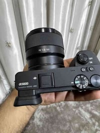 كامره سوني 6600 وياهة عدسه 50 ملم جديده كلش  شتر 4k   07826138263