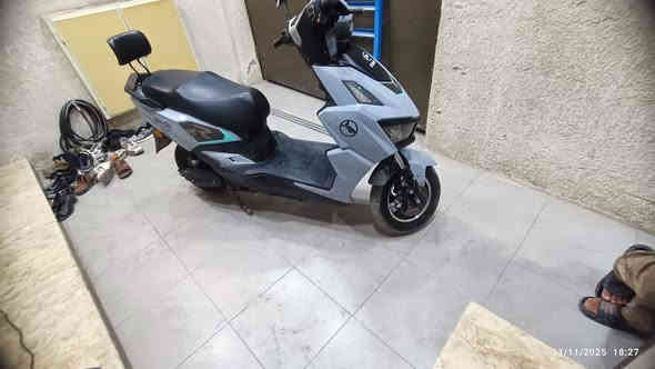 سلام عليكم عندي دراجة شحن موديل 25 ملف 1000حقيقي سرعته 60حقيقي ست بطاريات دبل استخدام 8اشهر الدراجه نضيفه تمشيك مسافة من 30_45كيلو يجي وياها سويجين وبصمتين سعرهه 700قفل مكاني بغداد باب الشرجي واي استفسار هذا رقمي ***********
