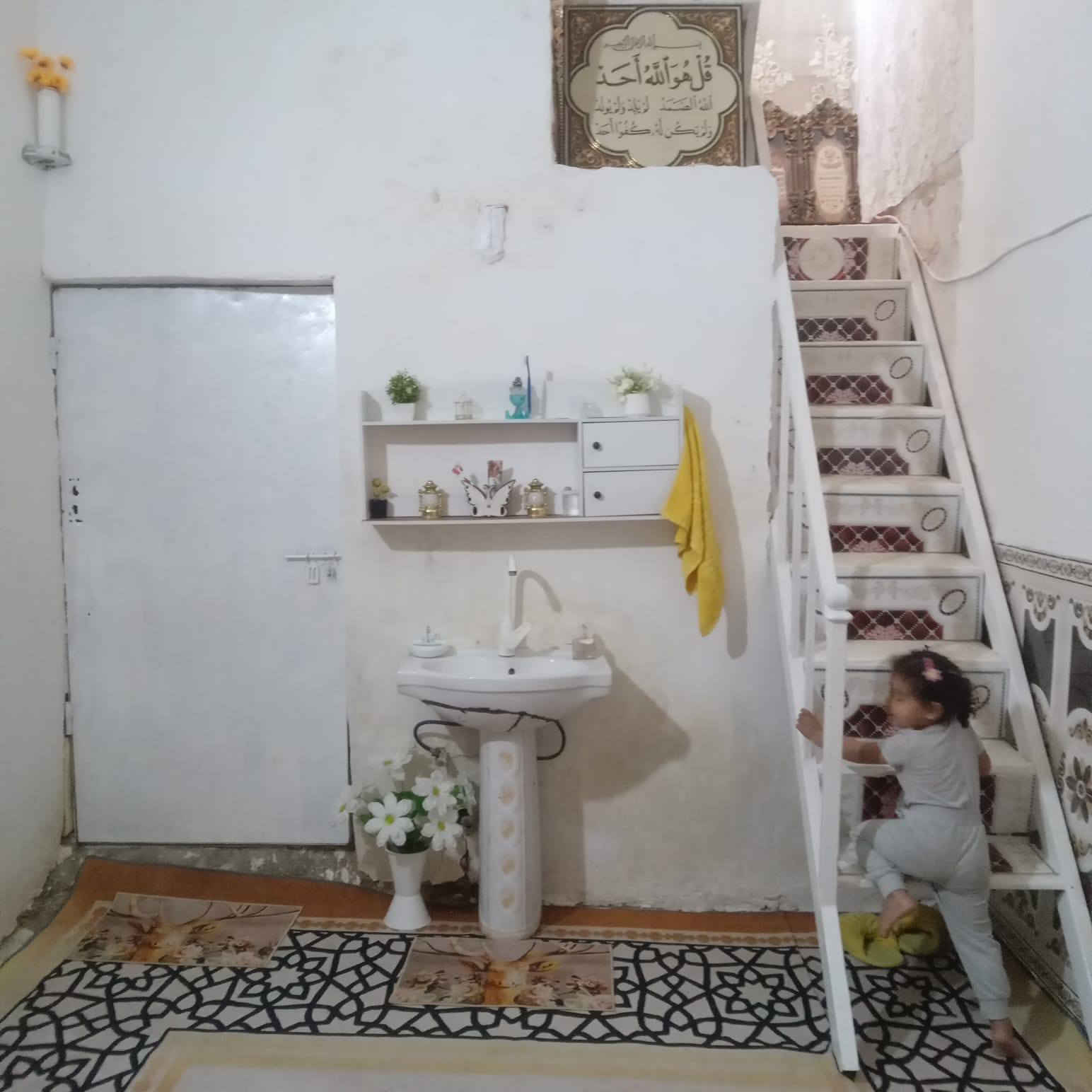 دار للبيع كوت شارع النفط خلف مجمع حي الجوادين شارع الحصوه المساحه ٢٠٠ متر يتكون من غرفتين وهول ومطبخ صحيات داخليه وخارجيه والستقبال عوزه بس لبخ وتطبيك باقي البيت جهاز من كلشي وبيتونه وستاره السعر ٣٠ وبي مجال الاستفسار الاتصال بصاحب دار/ ***********
