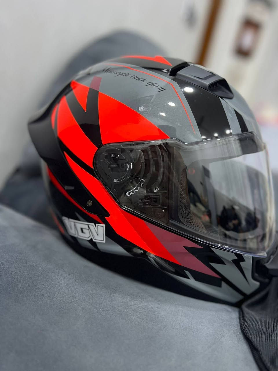 خوذه VGV قطعه اصليه وجديده ملبوسه مرتين
السعر عل خاص او اتصال ***********
