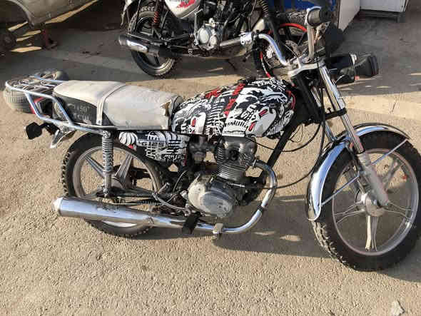 السلام عليكم دراجه نامه للبيع دراجه شغاله بيها نواقص چبنه والشفت مال التاير الخلفي اعوج لو زغير والسبرنكه مال هندر يرادلها تبديل اني ماعرف بيهن والدراجه متروكه المكينه بيها خيط بخار عضمتها حلوى وناعمه نصبتها حلوه شوفت عينكم كهربائيات كلها شغاله 
السعر 225 وبيها مجال للشرايه 
مكاني : بغداد _ الدورة _المهدية الأولى 
رقمي : *********** متواجد واتس
