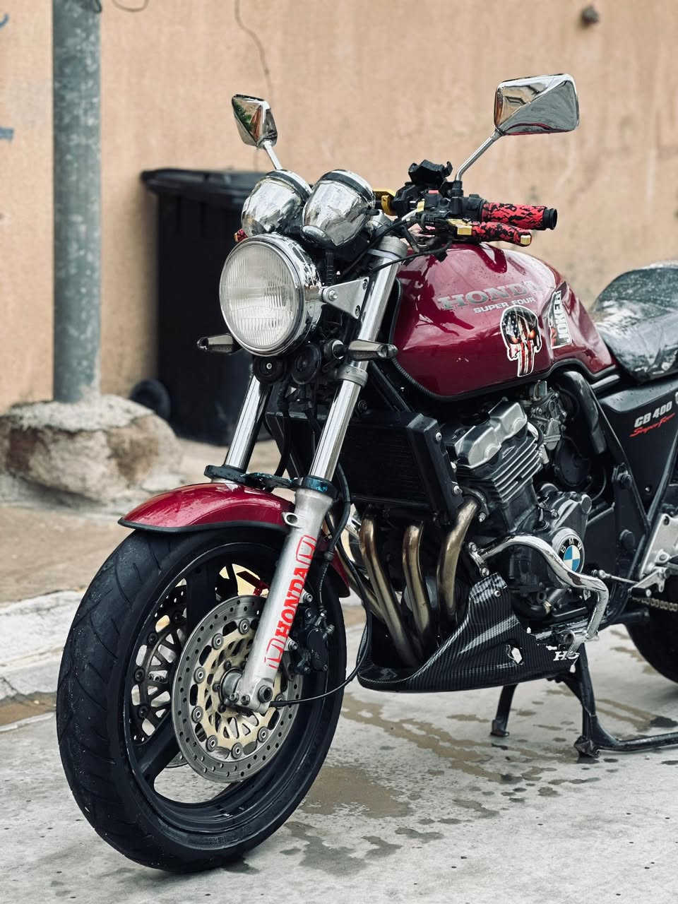 السلام عليكم للبيع هوندة CB400 دراجة نضيفة كهربائيات كلها شغالة ومحرك شرط مامفتوح  صالنصة رياضي تايرات نضاف السعر 18وبيها مجال العنوان كركوك قضاء الحويجة 
الرقم ***********
