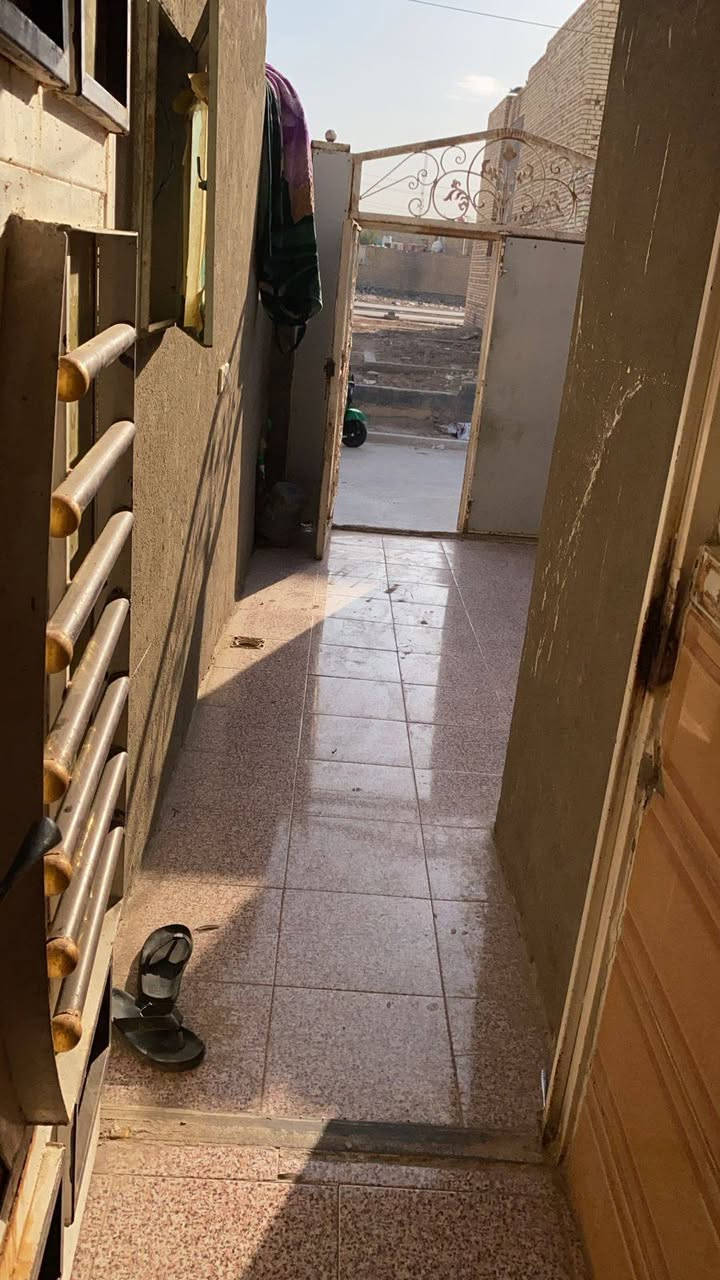 السلام عليكم
بيت ١٠٠ متر للبيع 
طابو 
مسلح 
غرفة - ديوانية- مطبخ - صاله 
حي الموظفين بالبدايه بالسبعة الاف 
السعر ٨٥ وبي مجال 
الاتصال ***********
