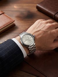 ساعة فخمة • تصميم أنيق • توصيل ببغداد مجاني