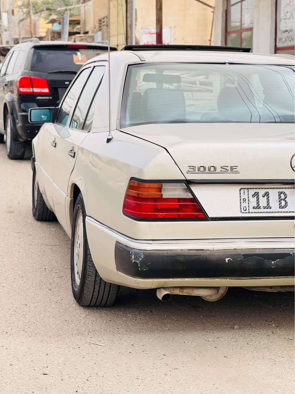 مارسدس دب مديل 1987 
رقم بغداد انكليزي  باسمي سنويه 29 
كير ومحرك راس الثور 3000 خير من الله 
تبريد شغال خير من الله 
فتحه جديده شغاله 
الكشنات كهربائيات ثنينهن 
المري جهتين كهرباء 
الجامات كلهن كهرباء 
سنتر لوك شغال 
اناره وكهربائيات كلهن شغالات 
غرفتها نضيفه للون زيتوني غامق 
سياره معمره على ايدي ومال جناي من تلكيط خياسات من عازل من كهربائيات من تبريد من حداديه  سياره متعوب عليها ومشتغله شغل مال جناي حماوه متعبر فوك ال80 
سعرها 65 وبيها مجال بسيط مكاني كربلاء حي العامل 
رقمي *********** كربلاء, العراق
