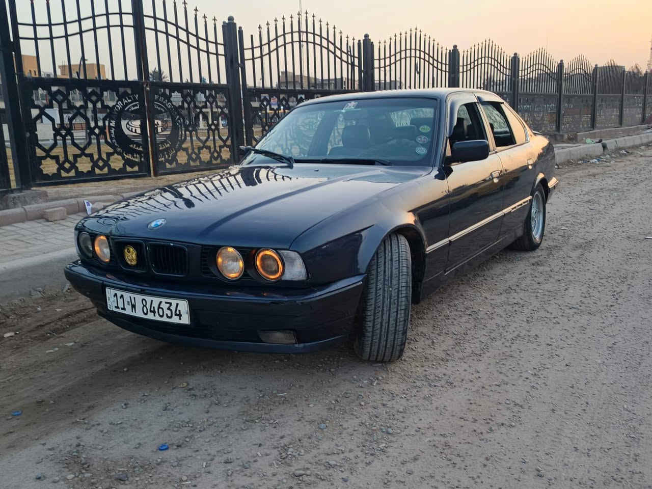 السلام عليكم بيع او مراوس حسب القناعة.
BMW 525i  مكفولة من الضربة. 
موديل  1991
مكينه مسكر 25 جديدة كير مكفول 
صدر امامي خلفي نضيف 
فتحة سقف بانوراما 
جام كهرباء، كهربائيات كلها شغالة. 
لايت العالي زنون عالي جداً..  
رقم بغداد الدولي مشروع وطني باسمي. 
السعر 63 وبيه مجال  
***********
