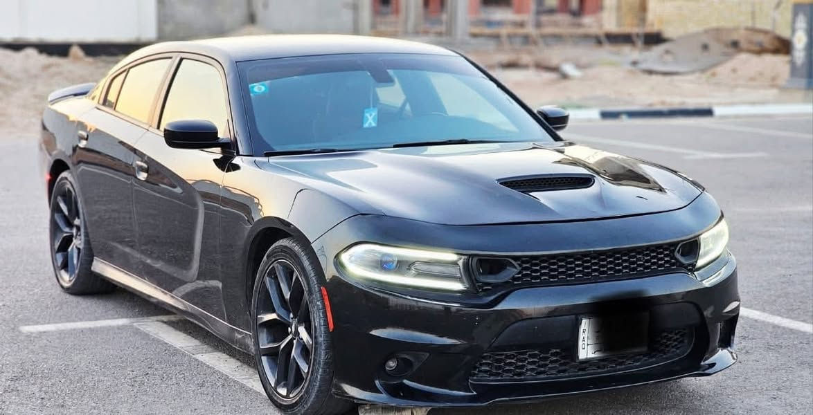 السلام عليكم 
جارجر 2020 اصل بغداد مكينه 3600 فول عدى الفتحه تشغيل عن بعد كشن كهرباء ابواب وجنطه بصمه شاشه جبيره 
سياره جديده ماشيه 80 حادثه جاملغ والبنيد محدث فقط 
السعر 195بيه مجال للاستفسار 
***********
***********
