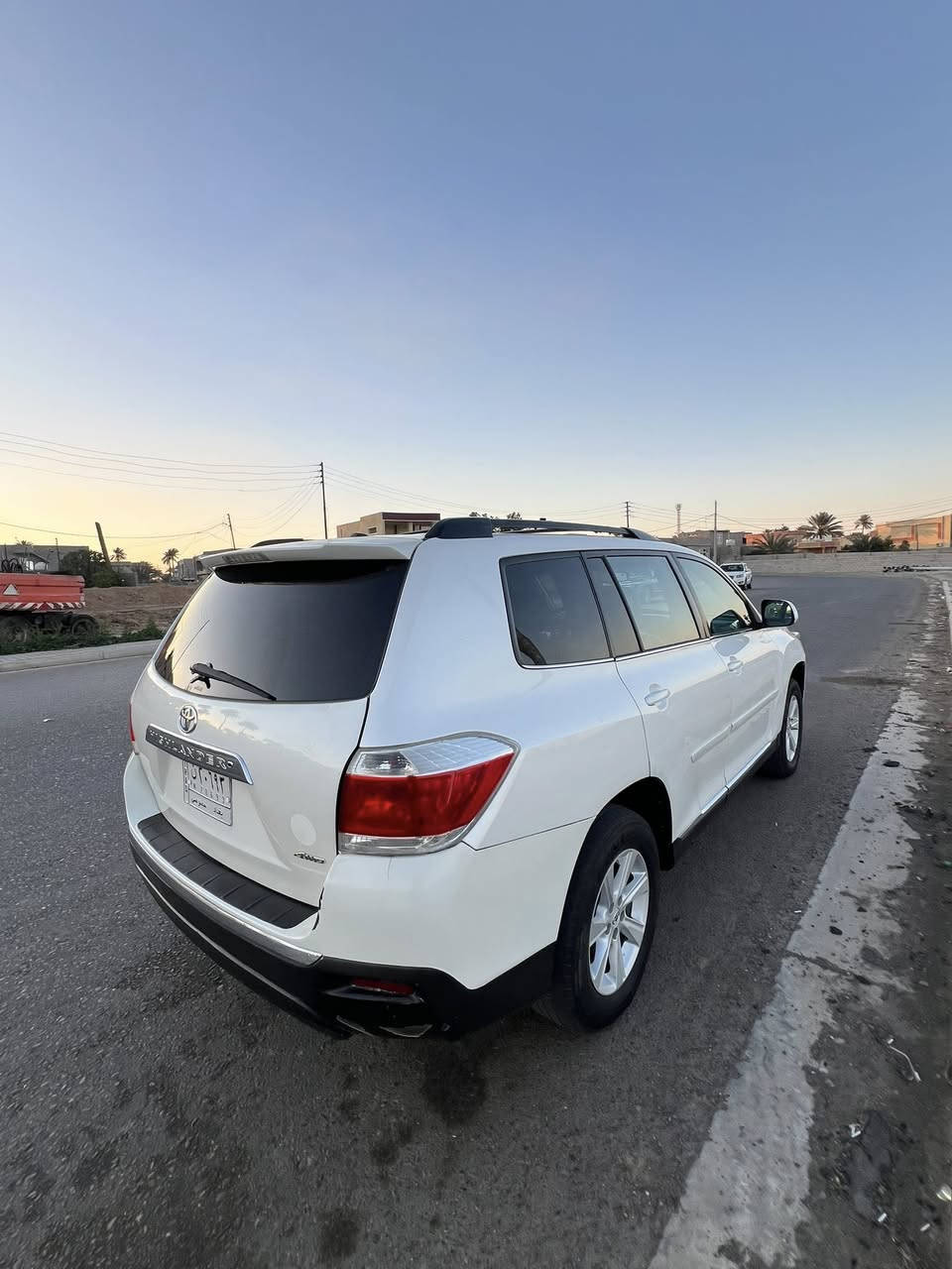 السلام عليكم سياره للبيع 

النوع: تويوتا هايلندر وارد امريكي
الموديل 2012
اللون:ابيضّ 
عداد المسافة:183
محرك V6
فول ويل 4*4 
المواصفات 
فتحة سقف 
كرسي السايق  كهرباء
تحكم ستيرن
شاشه كبيرة+شاشه صغيره
منضومة زنون كامله
كاميره بلوتوث -aux -usb 
بصمة تشغيل+تشغيل عن بعد 
كراسي جلد 
7راكب 
باب الجنطه كهربائي 
3  قطع تبريد 
گير (اوتوماتيك، عادي، ستيرنق)
تحكم الشاشة و الصوت ستیرن 
السونار مرفق مع الصور 
مكان السياره صلاح الدين/بلد/قضاء الضلوعيه  
للاستفسار على الأرقام 
***********
***********  
السعر : 166 وبيها مجال
