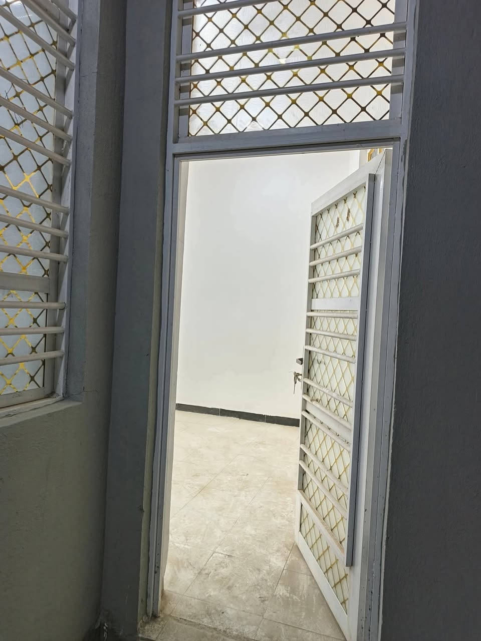 السلام عليكم 
دارين اثنين للبيع أو مراوس بقطعه 
مكان مميز
طابو زراعي سند 25 
العنوان // بابل المدحتيه المعاره خلف دار الأستاذ   محمد كامل اللوفه الحاده ركن على شارعين امامي 7متر جانبي6متر
المساحة لكل بيت //١٤٠متر 
نوع البناء طابوق السقف صب كونكريت 
بناء حديث سنة ٢٠٠٢٥
تحويل البيت 
 ثاني يوم بعد الشراء
تفاصيل البيت يتكون  من
عدد الغرف 2
استقبال 
صاله 
مطبخ
ممر عدد 2
طارمه 
صحيات داخليه و خارجيه
خدمات كامله من ماء وكهرباء 
وتبليط قريب على الشارع الرئيسي 20متر
السعر //البيت الواحد ٧٠ مليون وبي مجال
سنة البناء 2025
البيت حلو ومابي اي نقص 
ملاحظه/ البيت فارغ حالين 
وايضا يوجد خط مولده وكهرباء وطنيه شغال البيت منور اي نقص بلبيت ماموجود 
بناء جديد
للاستفسار
مراجعة مكتب دلالية وائل الهندي 
شارع ٦٠ قرب سلوان أبو الكاشي مقابيل فرع علي قماره 
*********** 
***********رائد الهندي
